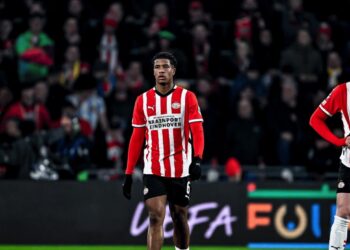 Engelse media maakt één PSV-speler met de grond gelijk