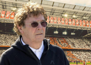 Van Hanegem haalt keihard uit naar arbitrage in de Eredivisie