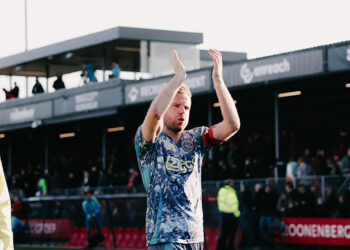Ajax vergroot gat met PSV naar acht punten na overwinning op Almere City