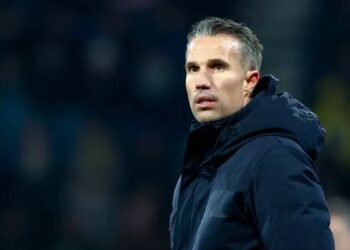 Middelvinger naar Van Persie: ‘Nog nooit gezien, gênant’