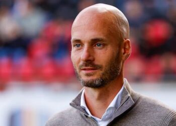 Go Ahead-trainer Simonis haalt keihard uit naar PSV