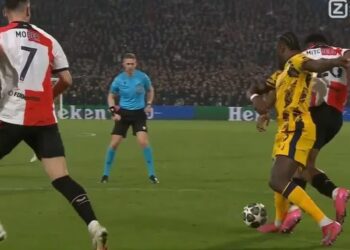 Feyenoord krijgt een zeer discutabele penalty tegen in de slotfase