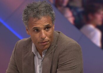 Van Hooijdonk kritisch op Ajax: ‘PSV kan nog steeds kampioen worden’