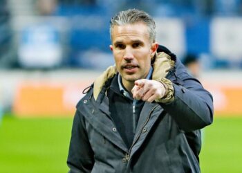 Robin van Persie draait de beslissing van Brian Priske meteen terug bij Feyenoord