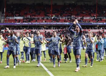 Van Hanegem stoort zich aan theatrale spelers na PSV – Ajax: ‘Hoort niet bij voetbal’