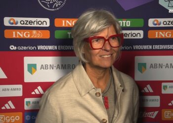Trainer van Ajax Vrouwen maakt een opmerkelijke uitspraak over de titelkansen na de nederlaag tegen PSV Vrouwen