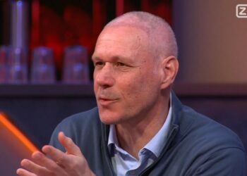 Van Basten kraakt PSV-defensie: ‘De achterhoede is al anderhalf jaar belabberd’