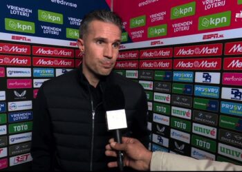 Van Persie teleurgesteld: ‘Tijdrekken NEC wordt beloond, ik wil 10 minuten blessuretijd’