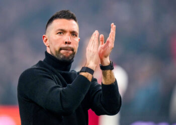 ‘Farioli naait Ajax opeens met smerige streek’