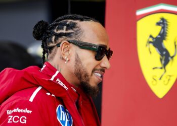 Lewis Hamilton zet vraagtekens bij Verstappens naïviteit en geeft trap na aan Red Bull