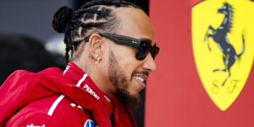 Lewis Hamilton zet vraagtekens bij Verstappens naïviteit en geeft trap na aan Red Bull