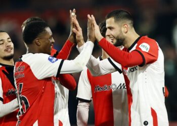 Scouts overspoelen De Kuip voor Feyenoord-duo: ‘Feyenoord verlangt ‘dik pak geld”