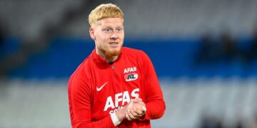 AZ-spits Meerdink lacht na wereldgoal: ‘Die prijs is binnen, toch?’
