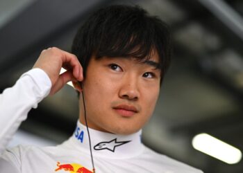 Lewis Hamilton zet vraagtekens bij Verstappens naïviteit en geeft trap na aan Red Bull