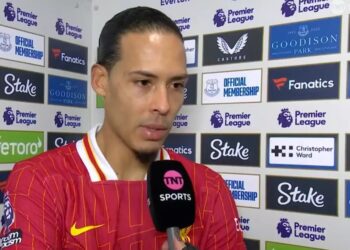 Virgil van Dijk onthult gesprekken met Liverpool over zijn toekomst