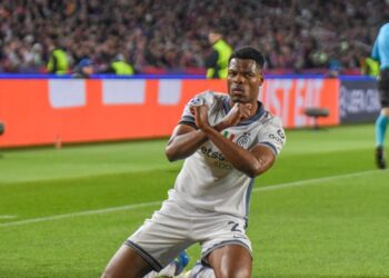 Vlammende Dumfries speelt hoofdrol in krankzinnige halve finale Barca – Inter