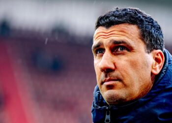 Analyst ESPN pakt AZ-trainer Martens hard aan: ‘Ik vind dit gewoon heel erg klein’