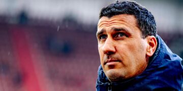 Analyst ESPN pakt AZ-trainer Martens hard aan: ‘Ik vind dit gewoon heel erg klein’