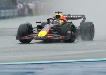 Formule 1-kijkers woest na wéér ‘oneerlijke’ straf Max Verstappen: ‘FIA wil hem uitschakelen!