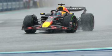 Formule 1-kijkers woest na wéér ‘oneerlijke’ straf Max Verstappen: ‘FIA wil hem uitschakelen!