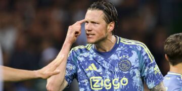 HEMA maakt Wout Weghorst belachelijk, Ajax-fans kunnen er niet om lachen: ‘Ga toch weg, joh. Kutwinkel’