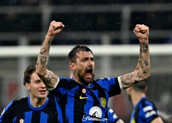 Acerbi verliest zijn zelfbeheersing na opmerking van fan ‘Ik sla je verrot’