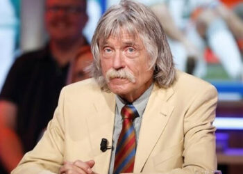 Woedende bekende Nederlander woest op Johan Derksen ‘Hij kletst uit zijn nek’