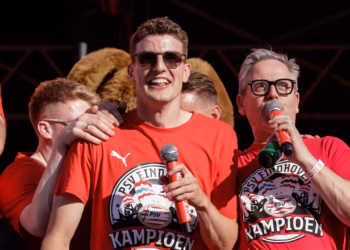 Transferalarm Guus Til staat plotseling in de belangstelling van Europese top