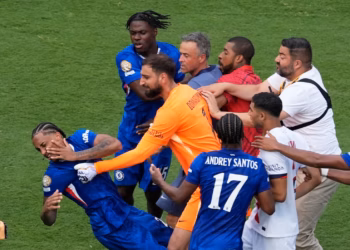 Ziedende Enrique grijpt Chelsea-speler bij de keel wat hij daarna zegt shockeert iedereen