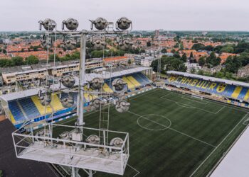 Oude Cambuurstadion vernield en in brand gestoken na oproep op social media