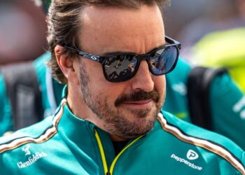 Ophef na pittige uitspraak Alonso over Verstappen én Hamilton