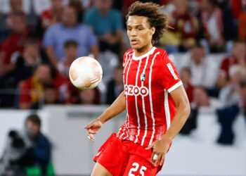 PSV slaat toe Franse verdediger onderweg naar Eindhoven