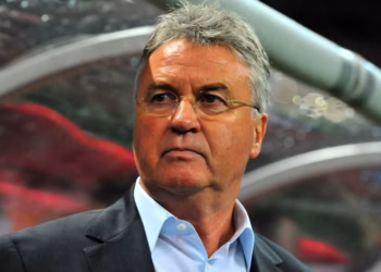 Hiddink wijst verrassende titelfavoriet aan ‘Dit is een gedurfde move geweest’