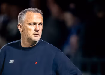 Emotionele Van den Brom over Vitesse: “Ik werd eruit geknikkerd”