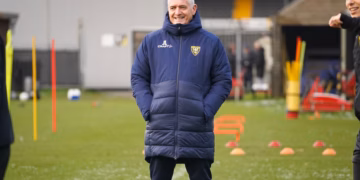 Na ontslag bij Twente: Peter Uneken duikt onverwacht op als trainer