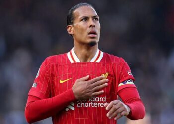 Ophef na Burnley tegen Liverpool: Van Dijk stormt weg om direct te bellen