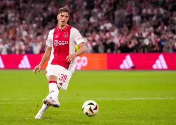 Shock in Amsterdam Mika Godts lijkt tóch te vertrekken na persoonlijk akkoord