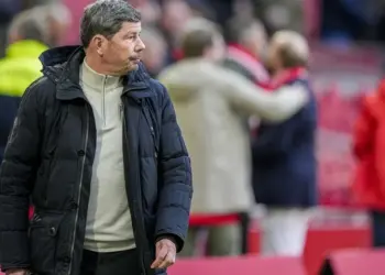 Van de Looi’s droom eindigt abrupt Sloveens titelhouder zet trainer en assistent buiten