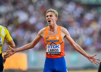 Niels Laros vergaat van de pijn en stopt direct met de 5000 meter op WK atletiek
