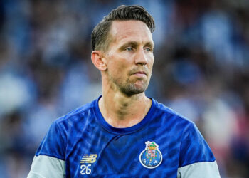 Luuk de Jong per brancard van het veld dit zijn de eerste signalen