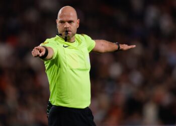 Zelden vertoond in profvoetbal: scheidsrechter belt Willem II op na blunder