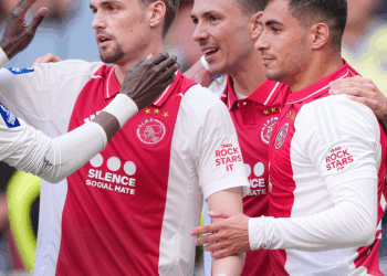 Ajax fans hebben genoeg gezien en zijn genadeloos voor een speler in het veld