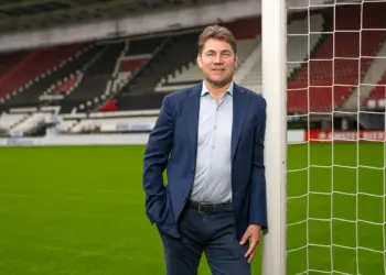 Na elf jaar valt het doek voor AZ-baas Huiberts