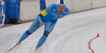 Schaatser live belachelijk gemaakt – teamgenoten laten hem volledig vallen op camera