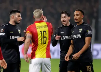 Ongelooflijk: Edvardsen maakt Stiller compleet belachelijk… en de scheids kijkt weg